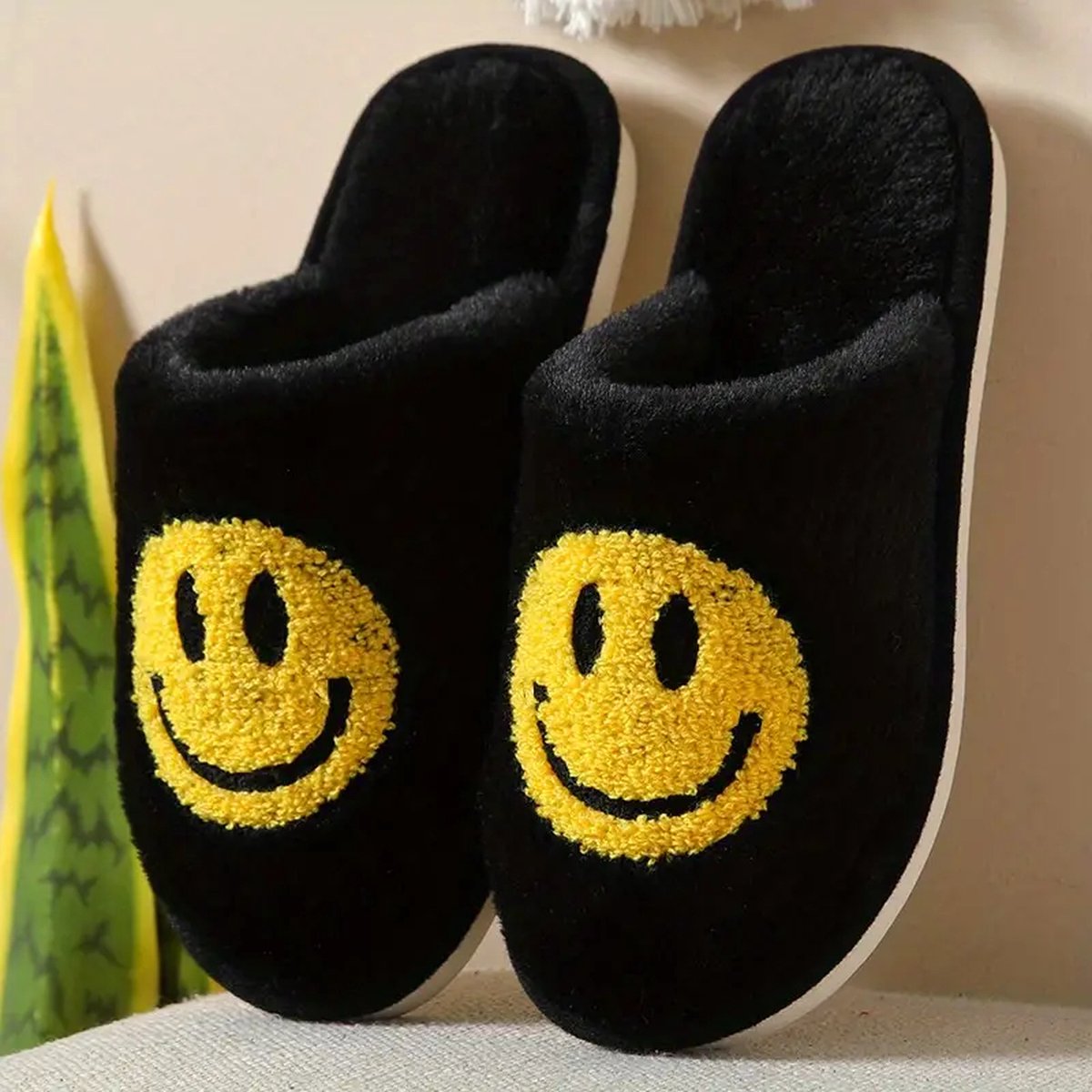 Happy Slippers -Smiley pantoffel - Smiley sloffen - Smiley Slippers - Pantoffels Dames & Heren - Happy Slippers - Lachende pantoffel - Sloffen -Sloffen met smiley - Emoji pantoffel - Emoji Slipper - Maat 41-42 - Oranje en Blauw