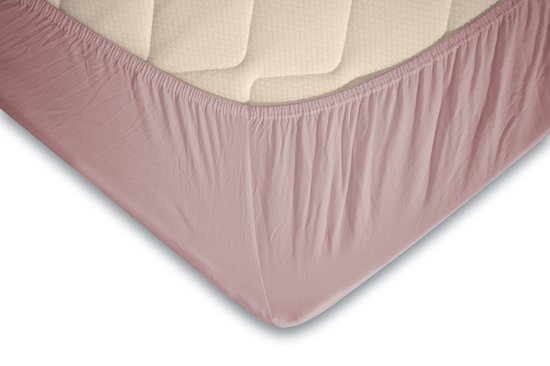 Roze hoeslaken met elastiek, passend op een matras met beige, gewatteerde textuur.