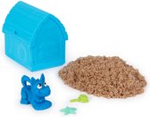 Kinetic Sand - Chien au trésor avec outil surprise multifonctionnel en forme de chien - 170 g de sable de plage et boîte de rangement pour le sable de jeu - speelgoed sensoriels - les styles peuvent varier