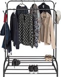 Zwart kledingrek met kleding, sjaals en een hoed. Schoenen staan op de onderste planken.