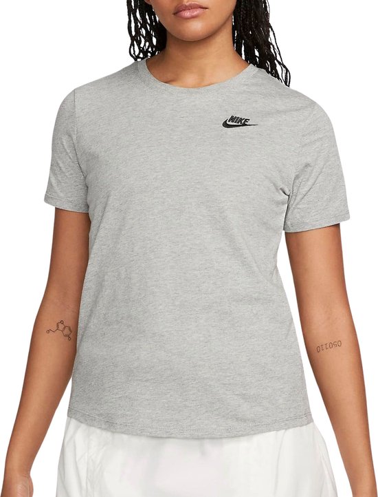 Nike Sportswear Club Essentials T-shirt Vrouwen - Maat M | bol