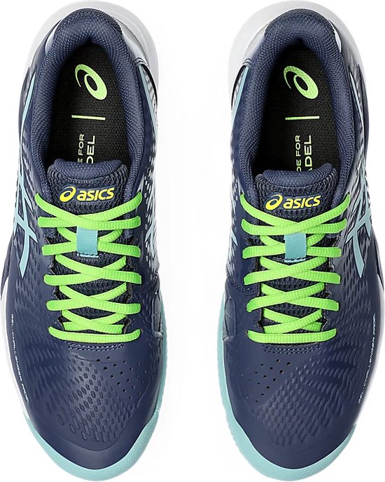 Bovenaanzicht van ASICS padelschoenen in marineblauw met felgroene veters en 'GEL-CHALLENGER PADEL' opdruk.