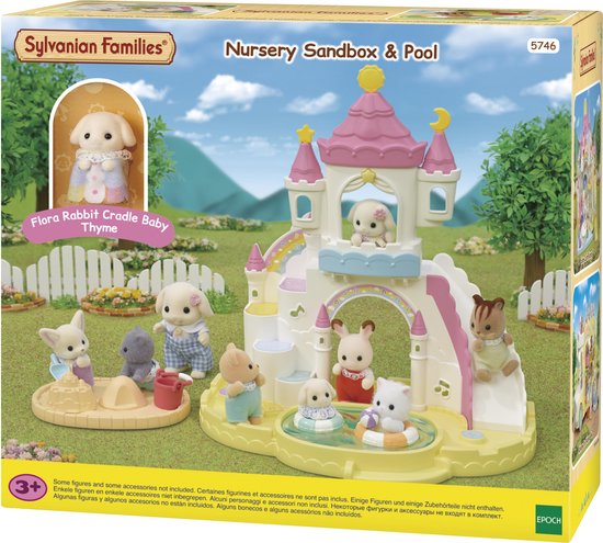 De verpakking van Sylvanian Families 5746 Baby Zandbak & Zwembad speelset, met speelfiguren en accessoires.