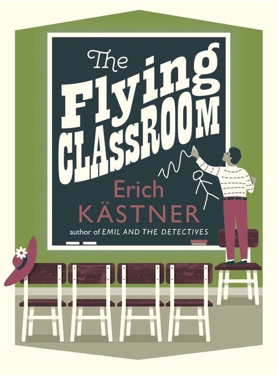 Boekomslag met de titel 'The Flying Classroom' van Erich Kästner. Een jongen tekent een lijn op een schoolbord. Op de voorgrond staan stoelen en een hoed.