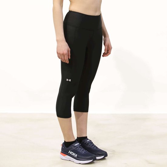 Zwarte Under Armour capri sportbroek met Under Armour logo op linkerbeen, gedragen door een vrouw.