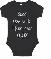 Soft Touch Rompertje (zwart) met witte Tekst - Ssst, opa en ik kijken naar AJAX | Baby rompertje met leuke tekst | | kraamcadeau | 0 tot 3 maanden | GRATIS verzending