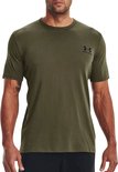 Man, voorkant van een legergroen T-shirt met korte mouwen. Het shirt heeft een ronde hals met een klein logo links op de borst.