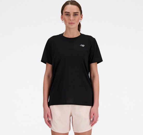 Zwart sportshirt van New Balance met logo op de borst gedragen door een model, zicht op de voorkant.