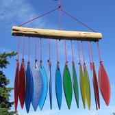 Windgong met drijfhout en gerecycled glas in regenboogkleuren, eerlijke handel hangende windklokkenspel voor buiten of binnen in veelkleurig glas