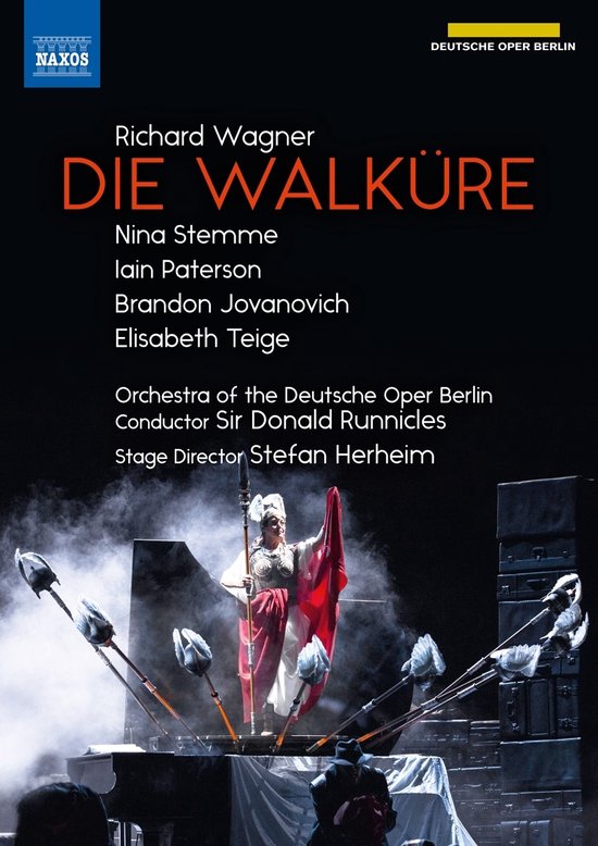 Een vrouw in een rood-wit kostuum, met een speer op het podium, met de tekst 'Richard Wagner Die Walküre'
