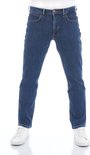 Rechte, donkerblauwe jeans van Lee, gedragen door een man.