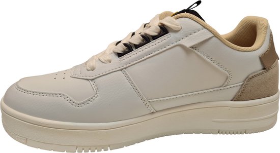 Zijaanzicht van een witte sneaker met beige suède en een bruine hiel met PME logo.