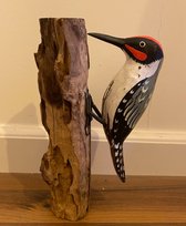 Handgemaakte houten specht tegen staande stam - vogel