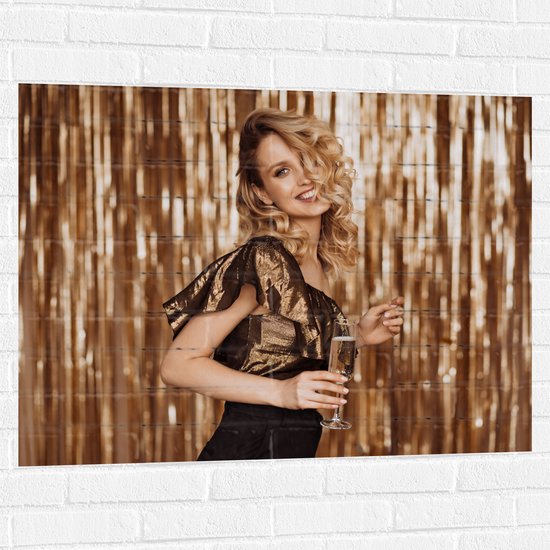 Muursticker - Vrouw - Model - Krullen - Fotoshoot -Drinken - Champagne - Goud - 100x75 cm Foto op Muursticker