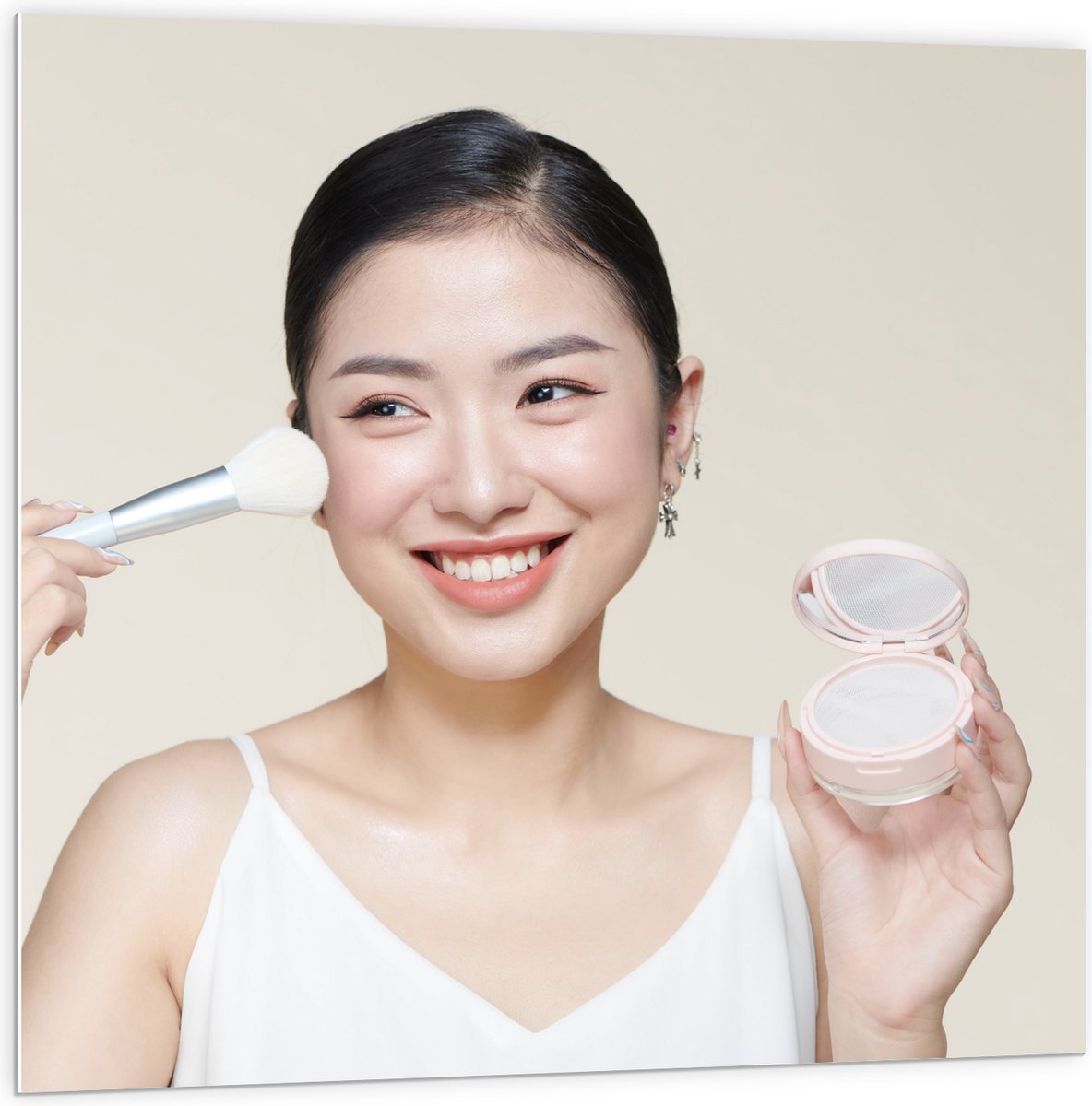 PVC Schuimplaat - Vrouw - Makeup - Gezicht - Wit - Poeder - Kwast - 100x100 cm Foto op PVC Schuimplaat (Met Ophangsysteem)