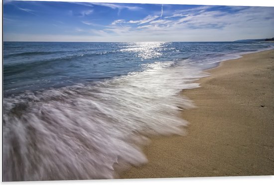 Dibond - Zee - Strand - Zand - Golven - Schuim - 105x70 cm Foto op Aluminium (Wanddecoratie van metaal)