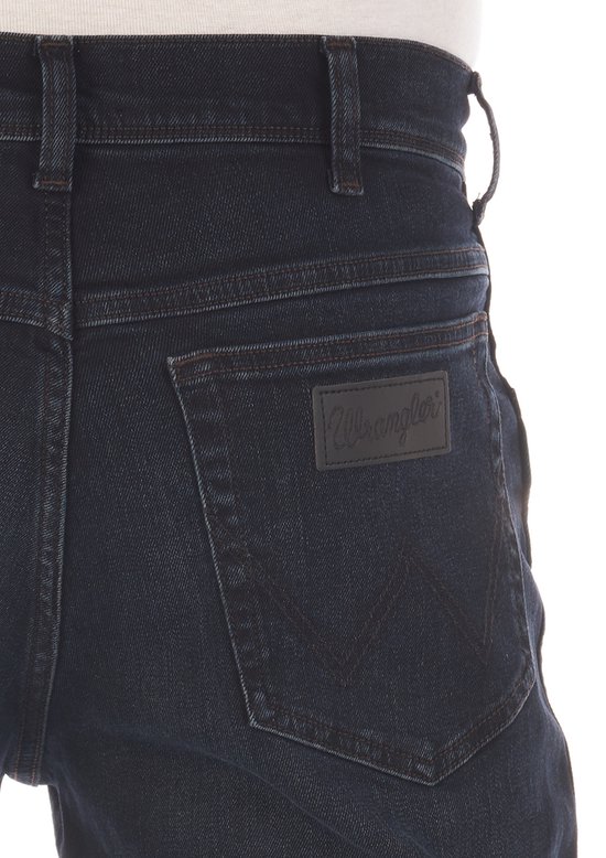 Donkerblauwe jeans met Wrangler logo op een leren patch bij de achterzak.