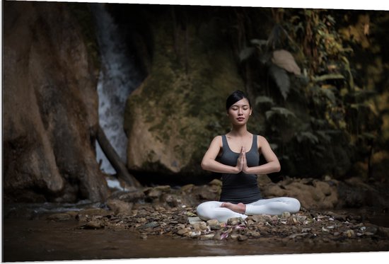 Dibond - Vrouw - Yoga - Waterval - Stenen - 120x80 cm Foto op Aluminium (Wanddecoratie van metaal)