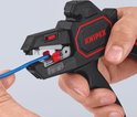Knipex stripgereedschap in gebruik met een blauwe kabel. Knipex 12 62 180.