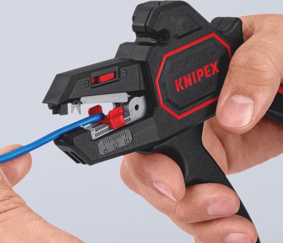 Knipex stripgereedschap in gebruik met een blauwe kabel. Knipex 12 62 180.