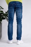 Achterkant van een man in een blauwe jeans met stone wash used look. Slim fit.