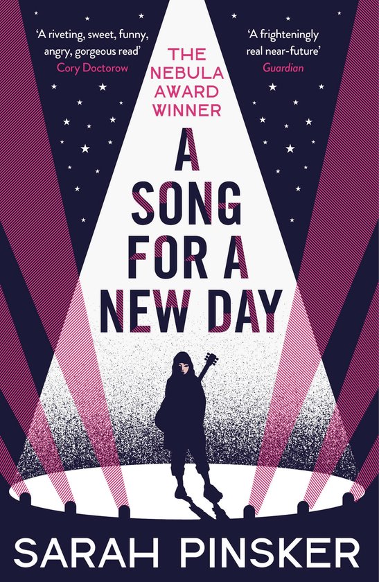 Couverture du livre 'A Song For A New Day'. Silhouette d'une personne avec une guitare sur scène, éclairée en rose et blanc. Titre et nom de l'auteur en gros caractères.