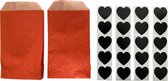 20 Rode papieren craft zakjes 7,5 x 12 cm en 20 Zwarte hartjes stickers 2,5 cm