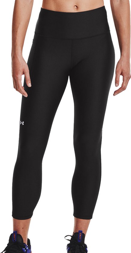 Model draagt zwarte Under Armour sportlegging tot op de enkel, met logo op de kuit.