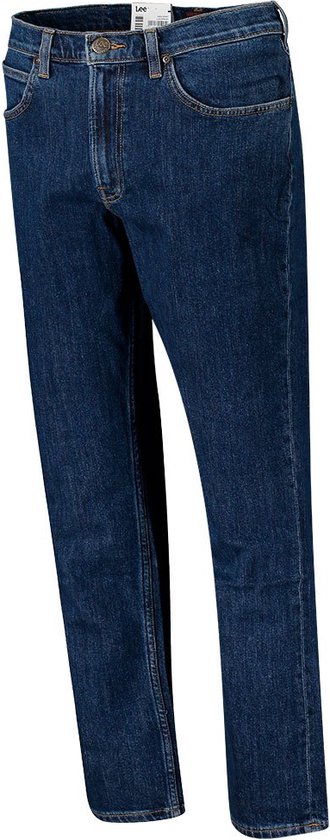 Rechte, donkerblauwe jeans van Lee, staand op een witte achtergrond.