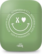 xoxo Wildhearts hoesje geschikt voor Airpods 1/2 - Kindness is Key - Ook als telefoonhoesje verkrijgbaar - schokbestendige case geschikt voor Airpod 1 en 2 - koptelefoon case - Hoesje met smiley face - emoji - groen
