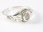 Fijne bewerkte zilveren ring met rozenkwarts - maat 16.5