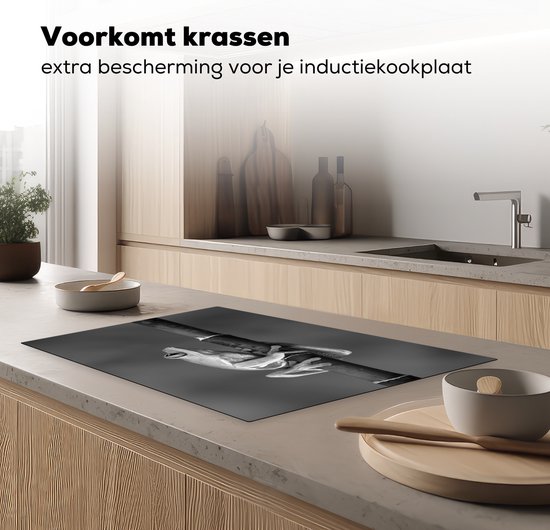 KitchenYeah® Inductie beschermer 80.2x52.2 cm - Roodoogmakikikker op bamboe - zwart wit - Kookplaataccessoires - Afdekplaat voor kookplaat - Inductiebeschermer - Inductiemat - Inductieplaat mat
