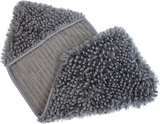 Een grijze, pluizige handdoek met een geribbelde textuur en kwastjes aan de randen.