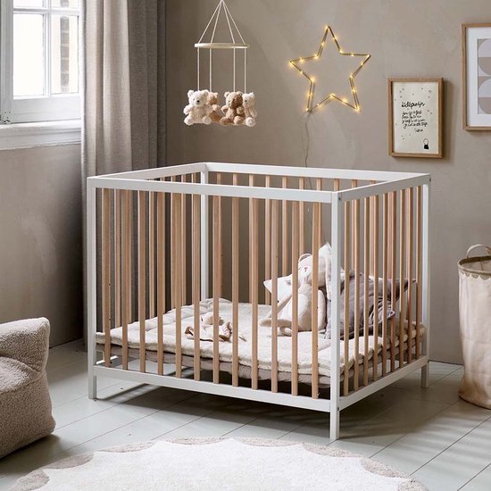 Petite Amélie Babybox Hout 95x75 cm - In hoogte verstelbare playpen met gevoerde bodem - Vier wielen met remmen voor eenvoudige verplaatsing - Perfect voor elke ontwikkelingsfase van uw kind - Wit en Naturel - Nois Collectie