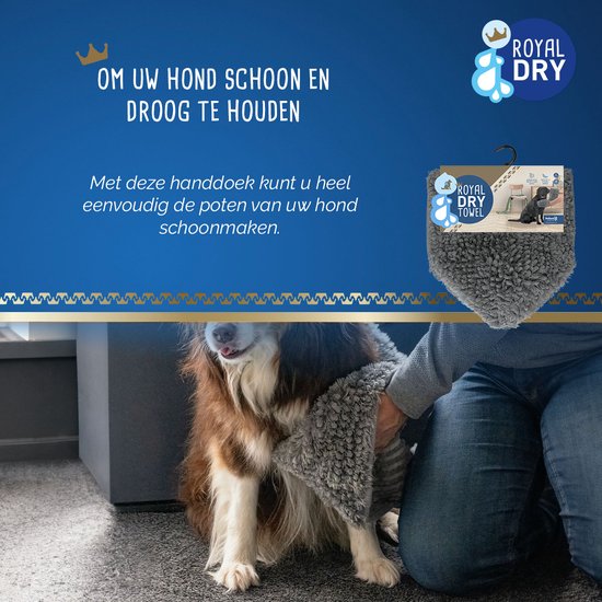 Een hond wordt schoongemaakt met een grijze, pluizige handdoek die om een hand is gedrapeerd.
