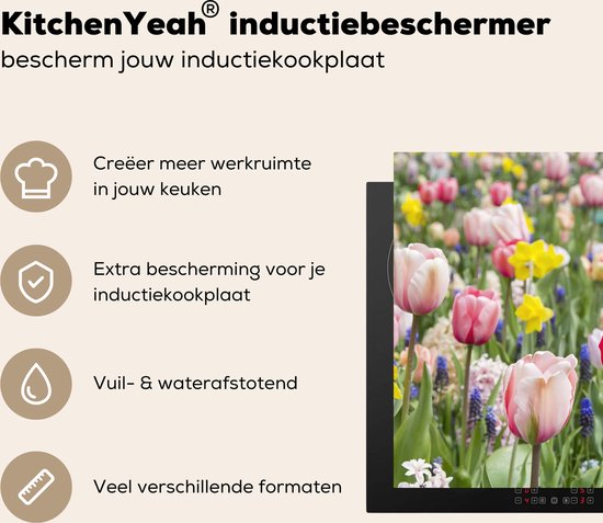 KitchenYeah® Inductie beschermer 81.6x52.7 cm - Een veld met tulpen, narcissen en blauwe druiven - Kookplaataccessoires - Afdekplaat voor kookplaat - Inductiebeschermer - Inductiemat - Inductieplaat mat