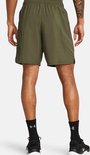 Achterkant van militaire groene sportshort met elastische tailleband, zakken en zwarte schoenen.