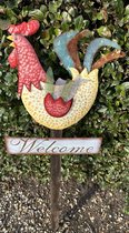 Metalen deco "haan + welcome" op houten tuinsteker - rood + oker kleurig - hoogte 91 x 31 x 2 cm - Tuinaccessoires - Tuindecoratie – Tuinstekers