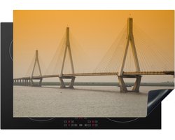 KitchenYeah® Inductie beschermer 76x51.5 cm - Een oranje gekleurde lucht boven de Yueyang brug in de Chinese stad Yueyang - Kookplaataccessoires - Afdekplaat voor kookplaat - Inductiebeschermer - Inductiemat - Inductieplaat mat