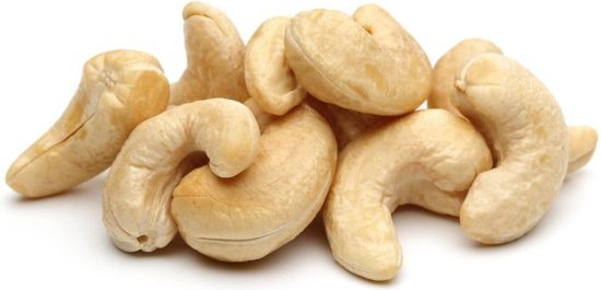 Een hoopje ongezouten, biologische cashewnoten met hun kenmerkende bochtige vorm op een witte achtergrond.