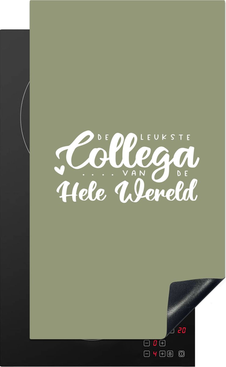 KitchenYeah® Inductie beschermer 30x52 cm - 'De leukste collega van de hele wereld' - Spreuken - Quotes - Werk - Kookplaataccessoires - Afdekplaat voor kookplaat - Inductiebeschermer - Inductiemat - Inductieplaat mat