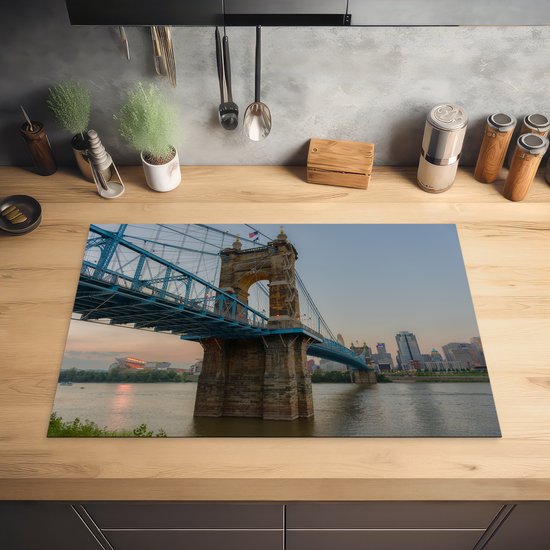 KitchenYeah® Inductie beschermer 76x51.5 cm - De John A. Roebling hangbrug met uitzicht op de stad Cincinatti - Kookplaataccessoires - Afdekplaat voor kookplaat - Inductiebeschermer - Inductiemat - Inductieplaat mat