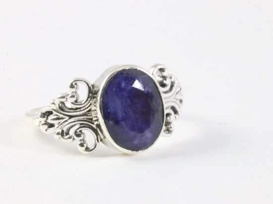 Fijne bewerkte zilveren ring met blauwe saffier - maat 19.5