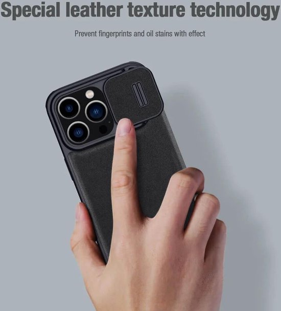 Nillkin Qin Pro Étui en tissu pour Apple iPhone 15 Pro – Book Case avec curseur d'appareil photo – Espace pour deux cartes Blauw