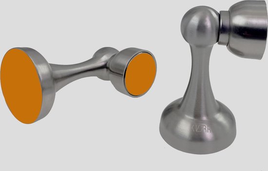 Twee zilverkleurige, geborstelde metalen deurstoppers. Eén met oranje magnetische kop, één met ronde voet.