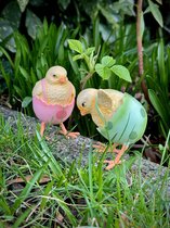 Kuikentjes in ei op pootjes roze en groen 9 cm hoog - polyresin - polystone - hoogkwalitatieve kunststof - decoratiefiguur - interieur - accessoire - voor binnen en buiten - cadeau - geschenk - tuinfiguur - tuinbeeldje - tuindecoratie