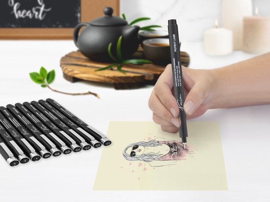 Une main utilise un fineliner noir Nassau Fine Art pour dessiner une esquisse de femme.