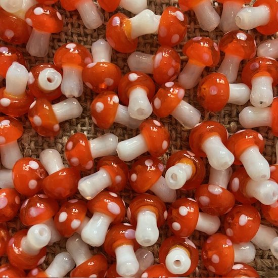 Luna-Leena bracelet enfant durable champignon orange - L15cm - fait main au Népal - perles champignons - bracelet enfant - accessoires - fête - cadeau - fête d'enfants - anniversaire - bijoux - printemps - orange à pois blancs