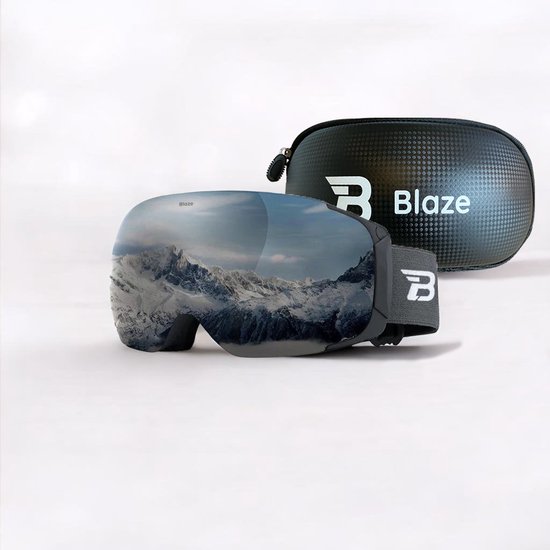 Zilverkleurige skibril met gespiegelde lens die bergen toont, naast bijpassend brillenhoesje.