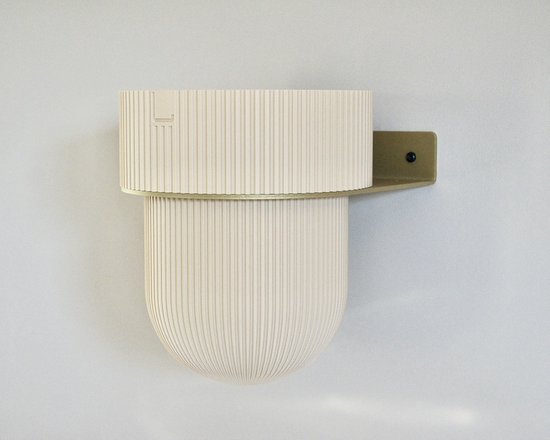 STERKSTAEL Flora Eco + Pot ø 15cm - Bloempot voor aan de wand (1 stuk) - verticaal tuinieren - Bloempot PLA - Wandhouder Goud Staal - Potkleur Dessert Sand